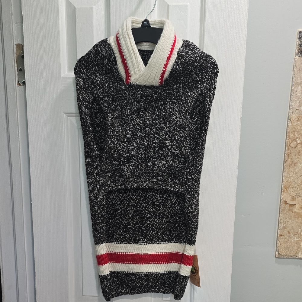 Chilly Dog Black and White Sweater with Red Accents Size XL